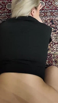 Mengongkek ibu tiri muda saya semasa ayah di tempat kerja