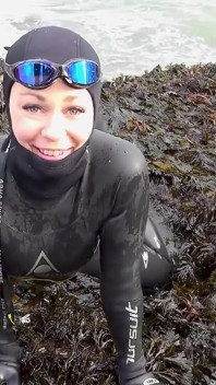 Pertemuan Rubbery Beach: Bermain pepek Neoprene Lucy dengan orang asing