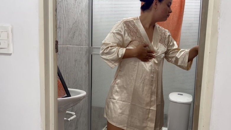 MaRaSexx: Meine stiefschwester hat mich erwischt, wie ich sie unter der...
