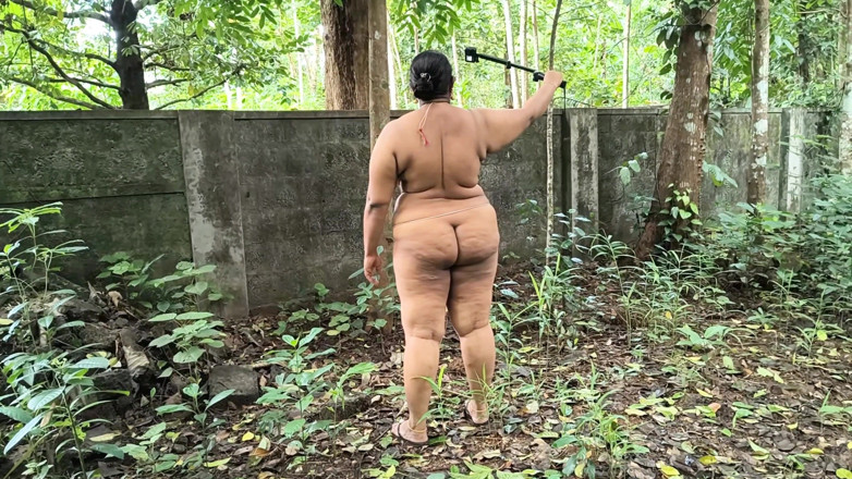 Anne Ipe: Fată dolofană desi care se dezbracă în pădure