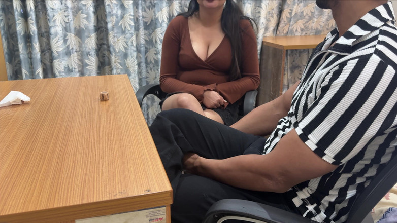 Hornycouple149: Trovo i dadi sex toy della mia piccola sorellastra indiana...