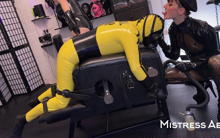 MistressAe: Mistressae ve prenses lateks lastik bebek: kenar, çarpma ve sidik nefes...