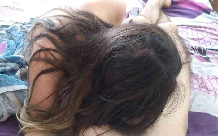 Teen and Milf Female Sex: 印度毛茸茸的家伙在床上乱搞亚洲马来女友美丽的阴户并在嘴里射精