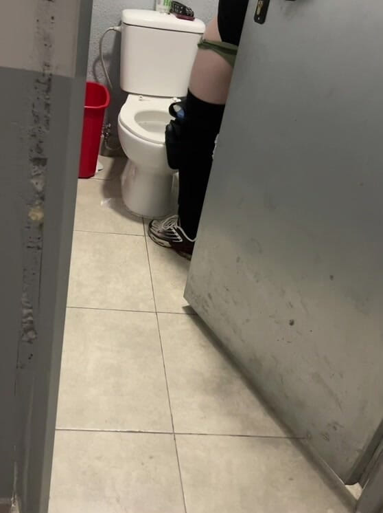 AmateurBoysPissing: 男孩打开小屋并发现朋友撒尿