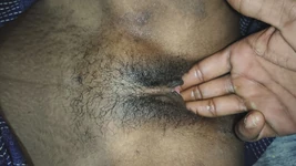 Hintli desi kız amına parmak sokuyor ve su bıraktı