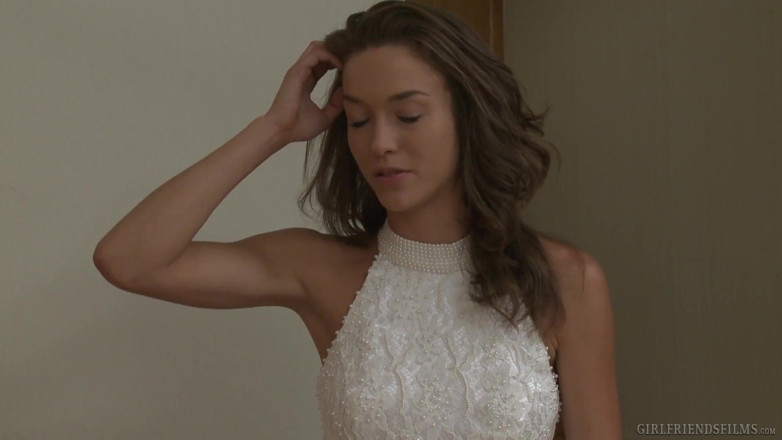 Girlfriends Films: Malena Morgan podłącza się do swojej milf druhny