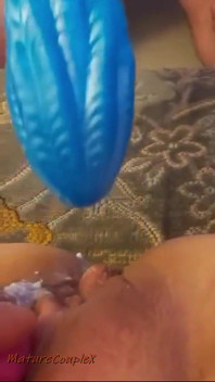 Manželka stříká na monstrózní dildo