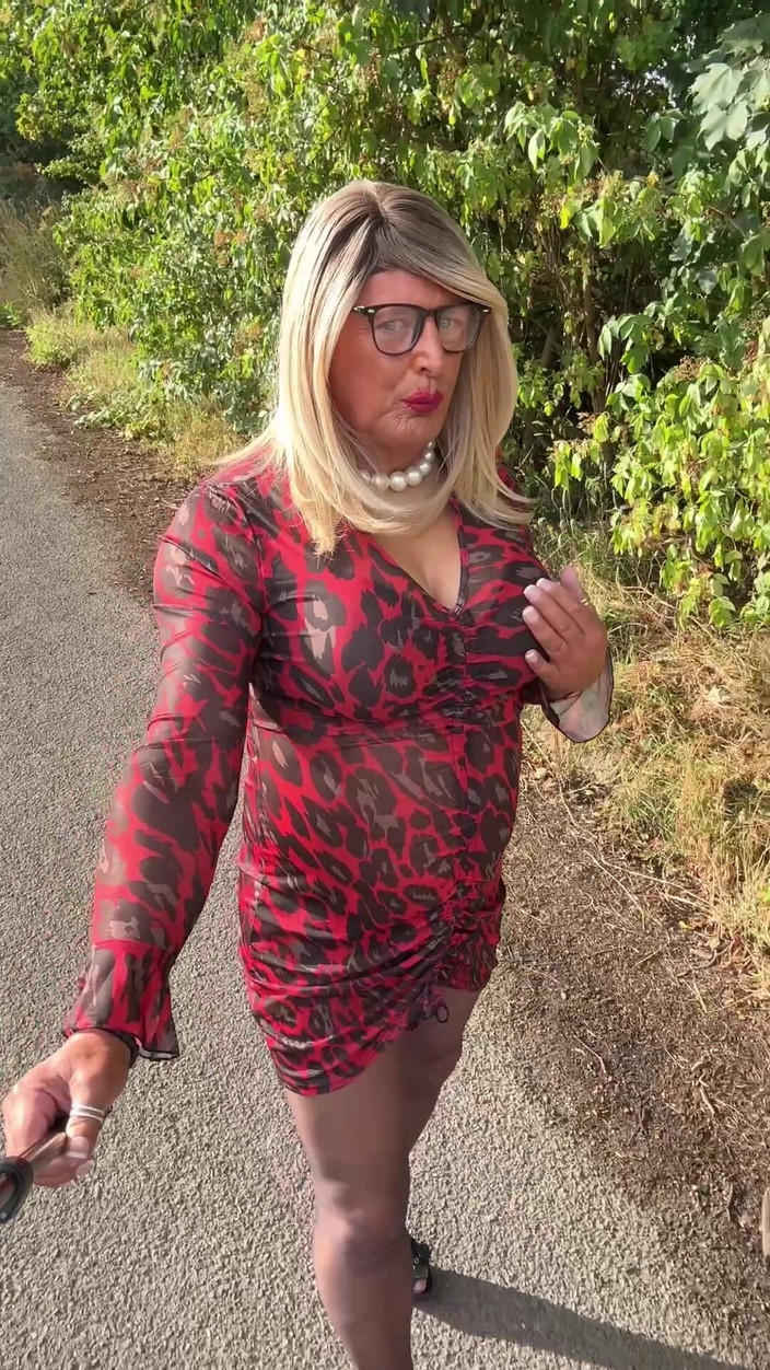 Kellycd2022: Sexy crossdresser kellycd2022 tận hưởng một buổi chiều lái xe...