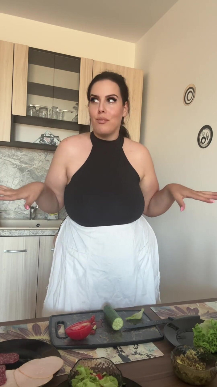 Young_strawberry: सौतेली मम्मी आपदा के लिए शेफ से ब्लोपर खाना बना रही है