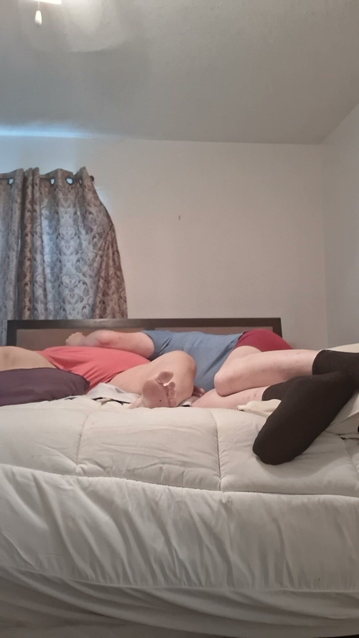 BBW nurse Vicki adventures with friends: Büyük güzellik hemşiresi Vicki ve yakışıklı kıllı /harry yatakta oynuyor