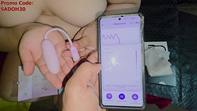 Sado Hentai: Con il vibratore Svakom "plume" faccio vibrare i miei fori mentre...