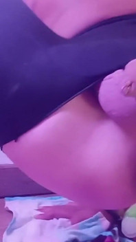 한 젊은이가 여러 웹캠 앞에서 엉덩이를 떼고 있다.