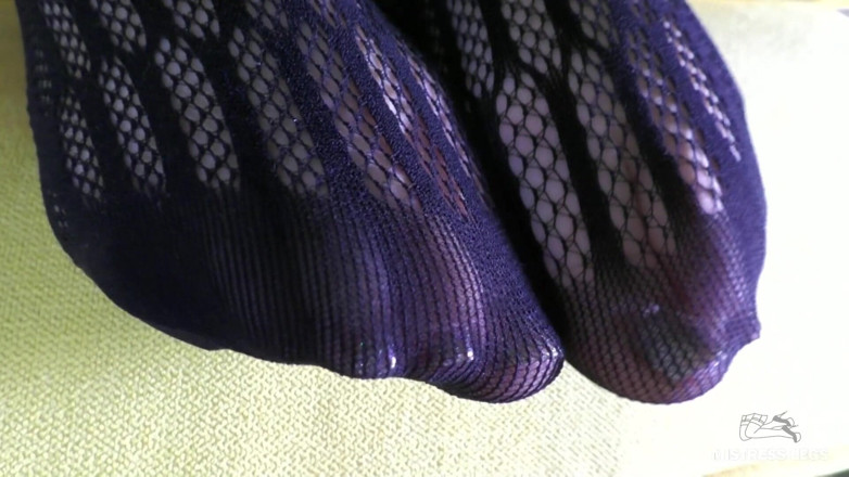 Mistress Legs: Degete care se agită în costum negru cu plasă