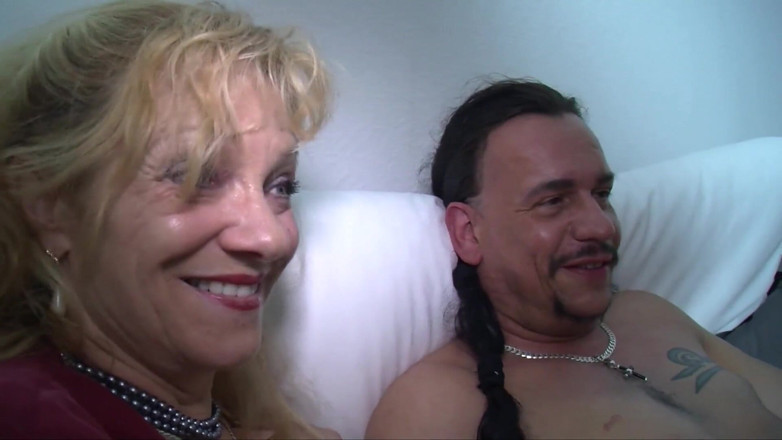 Swinger Friends Germany: Kleine schattige muis met grote borsten en piercing