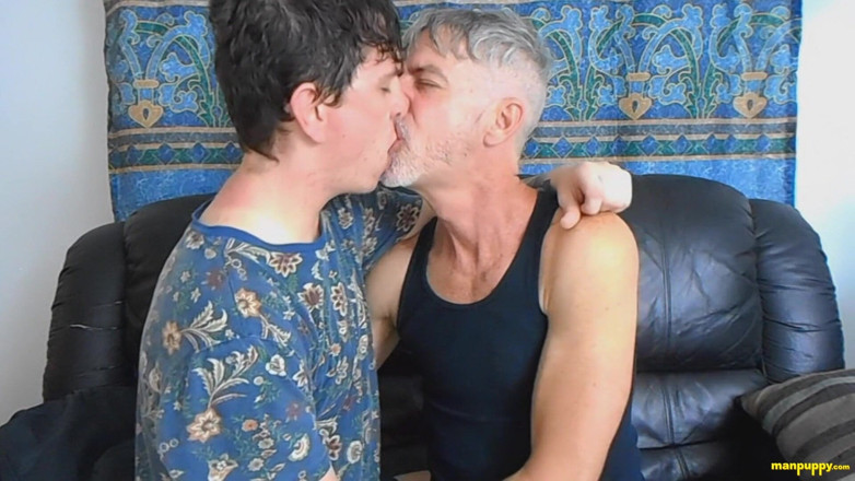 Man Puppy: リチャードとクリスチャンのホット・ゲイ・キス