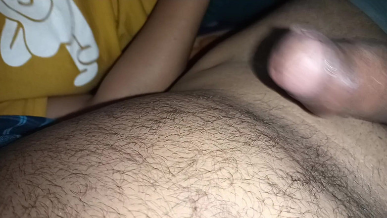 NaughtyWings: デシの女の子は男の子のペニスを揺らした後に射精します。