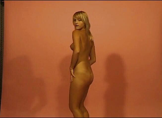 Flash Model Amateurs: सुंदर सुनहरे बालों वाली को अपना सेक्सी शरीर दिखाना पसंद है