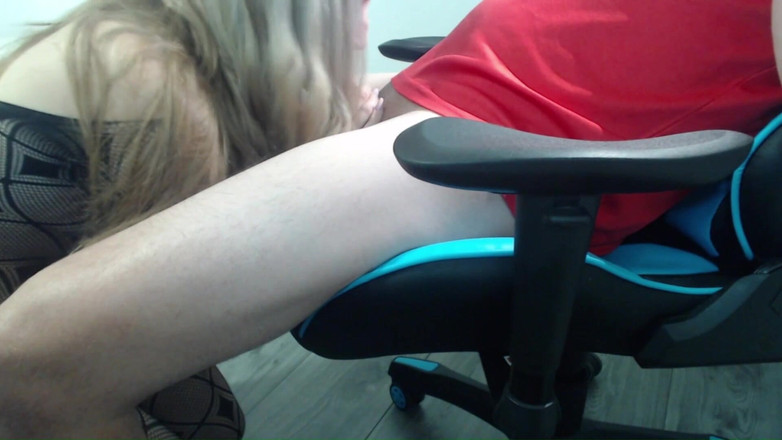 OliviaHaze: Menina chupa meio-irmão e fode ele em cadeira de jogo