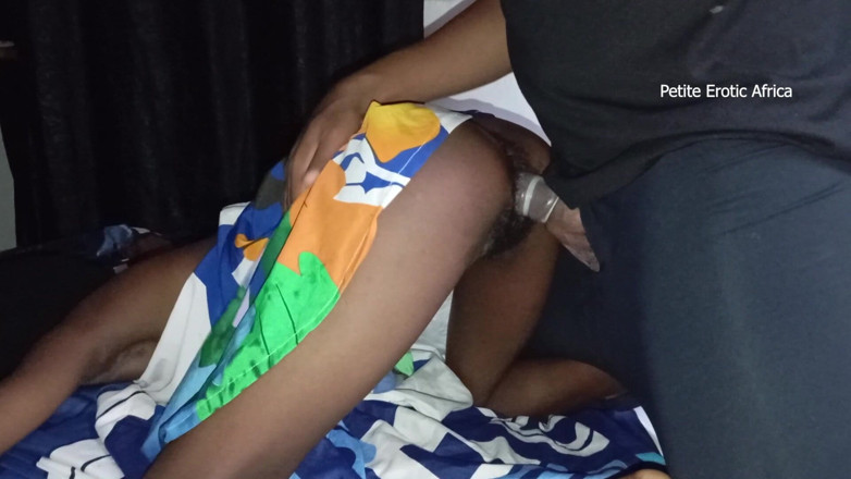 Petite Erotic Africa: Odwrotny misjonarz z chudą dziewczyną