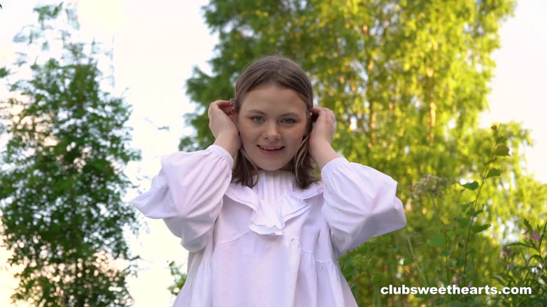 Club sweethearts: Gadis remaja imut lagi asik ngusap selimutnya - Clubsweethearts