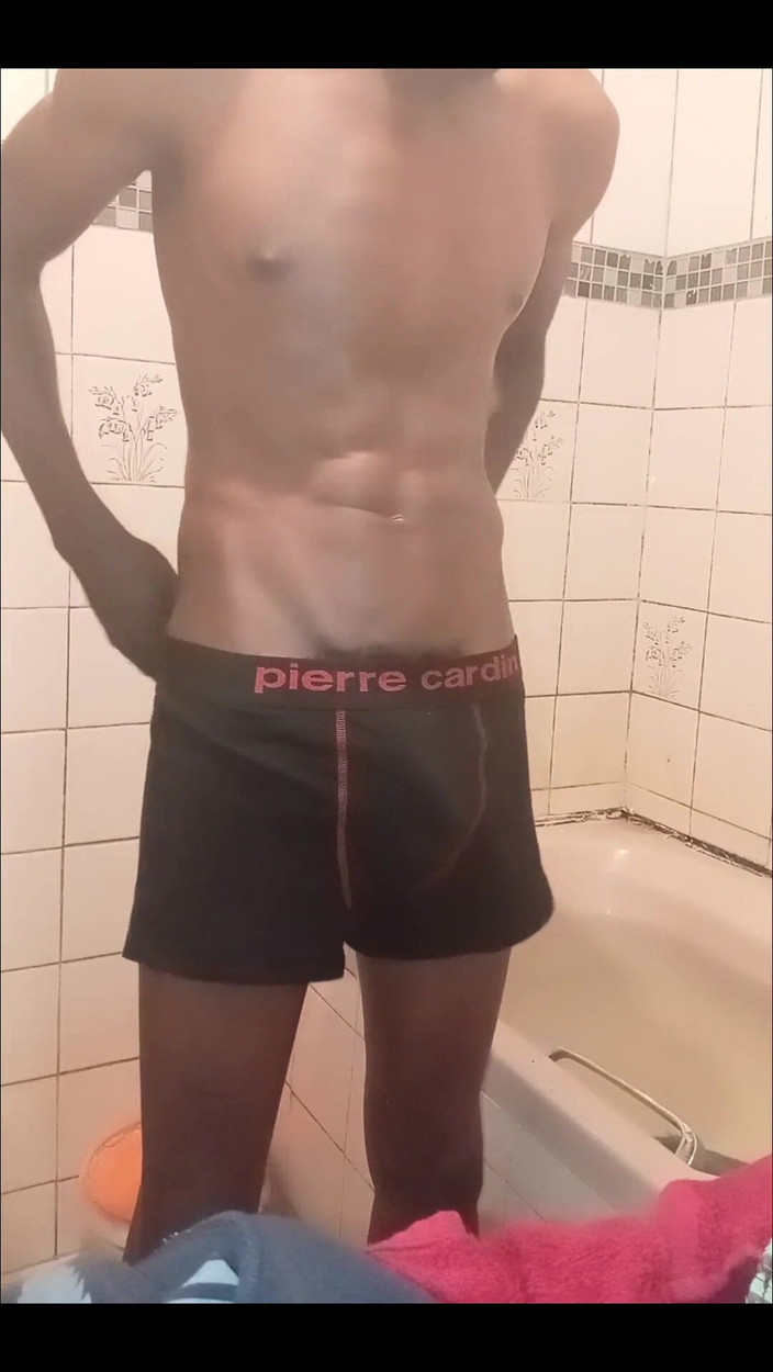 Black Bongs: 목욕하는 남성