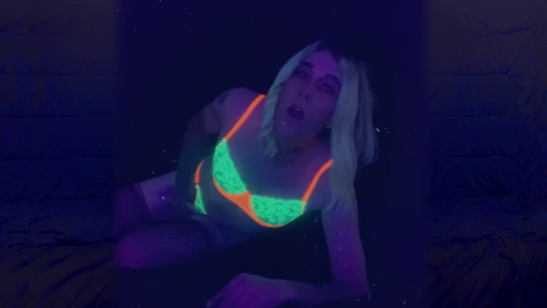CarmenMelatonin: 痴女Tgirlポーズのためのハードコック