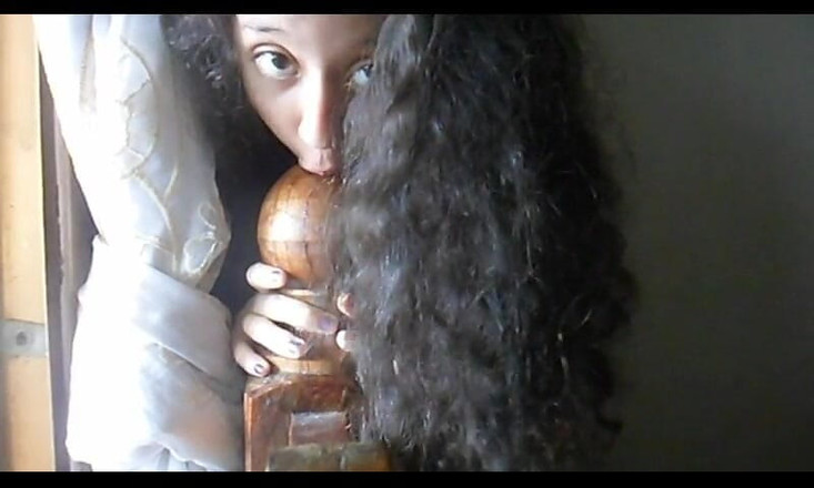 I brush with the wood of my bed: Gadis 18 tahun lagi asik nyepong dan fingering memeknya pakai kayu...