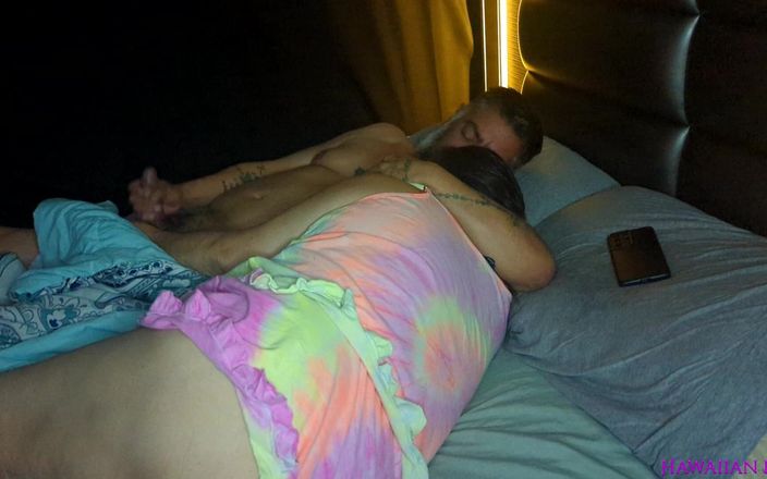 BBW Pleasures: Istri semok kulit putih ngocok kontol suaminya di ranjang