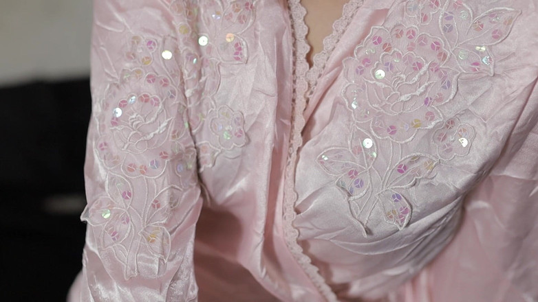 deafheaven666: सेक्सी साटन पोशाक पहनी सुंदर लड़की चूत दिखा रही है