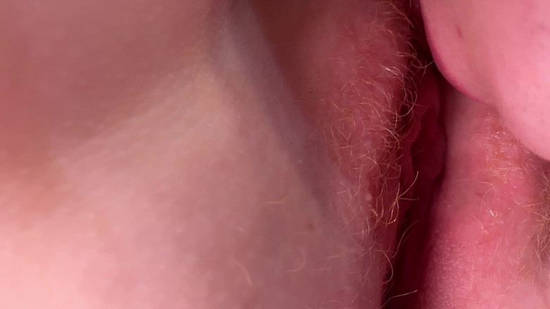 AmyHi: Сводный брат лижет мою девственную красную киску в первый раз