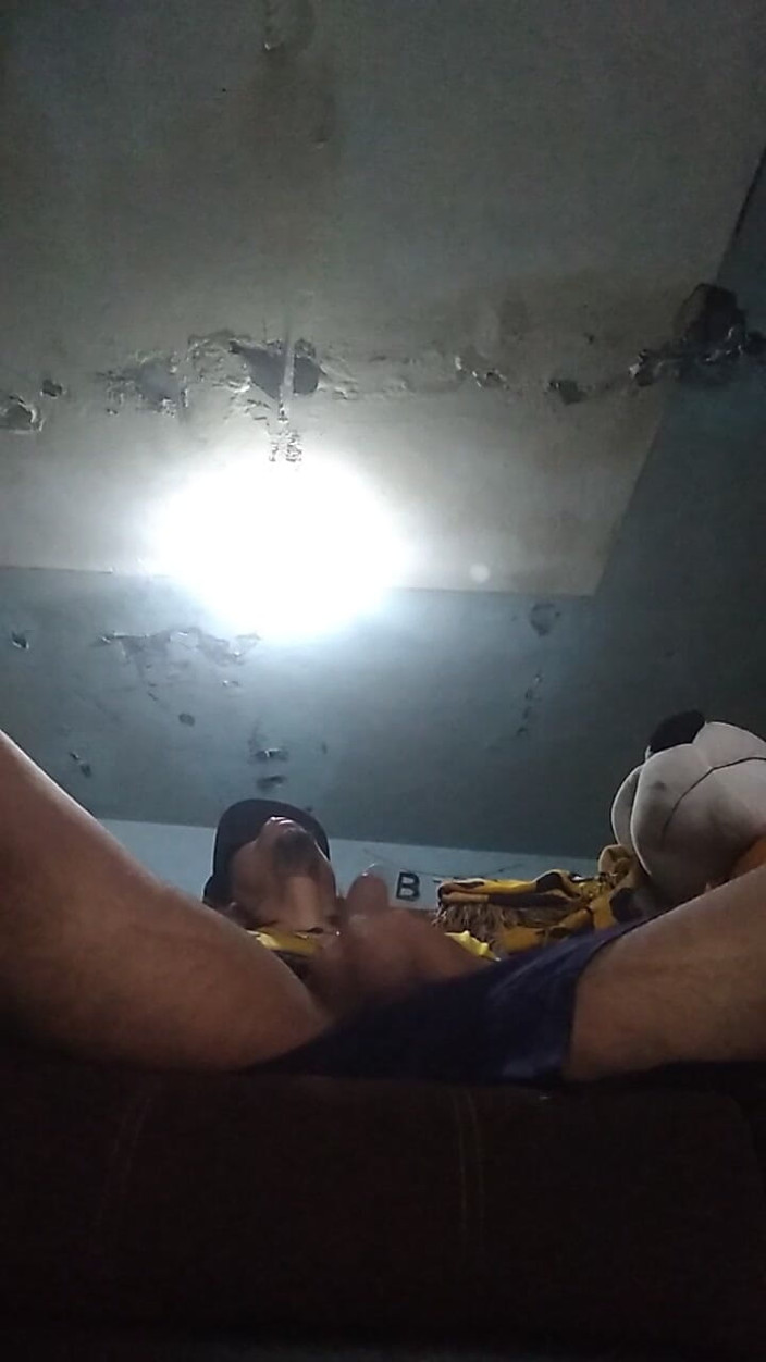 AlexAlejandro13: Me Quedo Solo Jugando Con Mi Polla Erecta