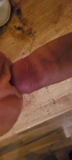 Immergeil: Hubený potetovaný chlap šuká svou fleshlight POV