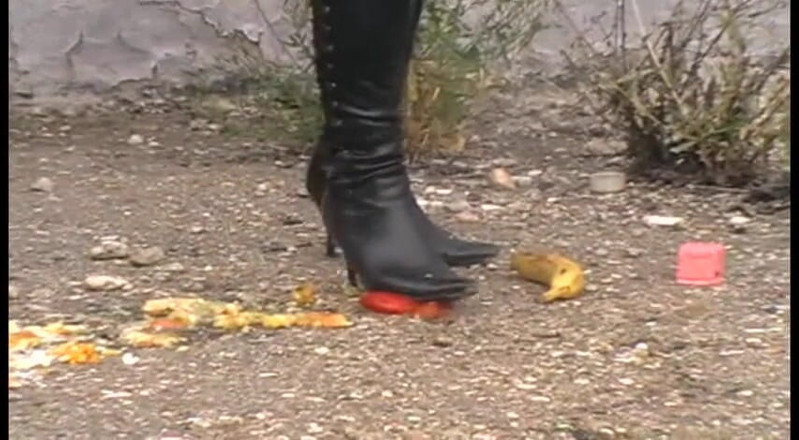 Foot Girls: Дроблення їжі на відкритому повітрі моїми високими підборами
