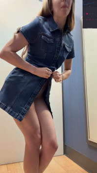 Vestido de otoño en el centro comercial