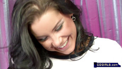 New Media Adult: Brunett tonåring har den mest intensiva orgasm hon någonsin har...