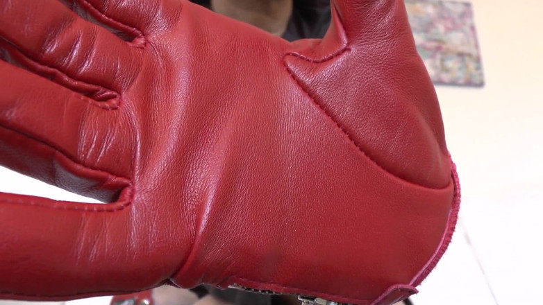 Lady Victoria Valente: Rote Lederhandschuhe - der Duft von Leder macht dich schwach, lady...