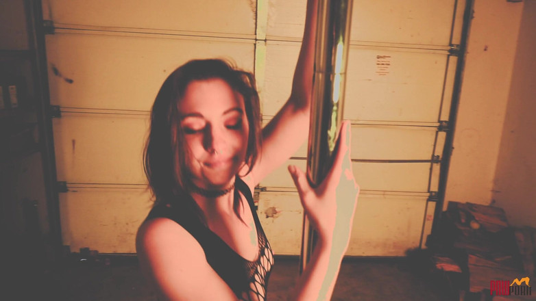 PNW Porn: Gefangene schlampe gedrängt, um sich zu strippen und entführer zu...