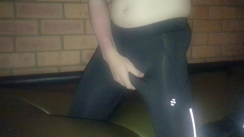 Aussie bi boy: Clear Fleshlight branlette dans skinz sur un lit à eau 29-12-2019