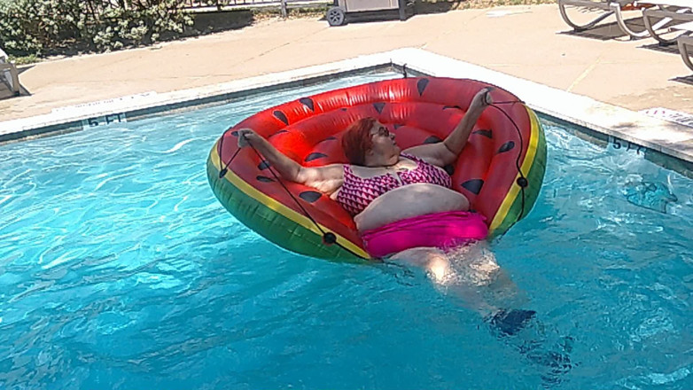 BBW nurse Vicki adventures with friends: Curto vídeo da enfermeira gordinha Vicki boiando em sua enorme...