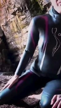 Mutande di gomma lucido prendono in giro nella grotta privata
