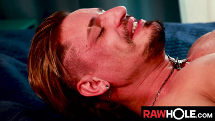 Raw Hole: Rohloch fixiert toros schwanz