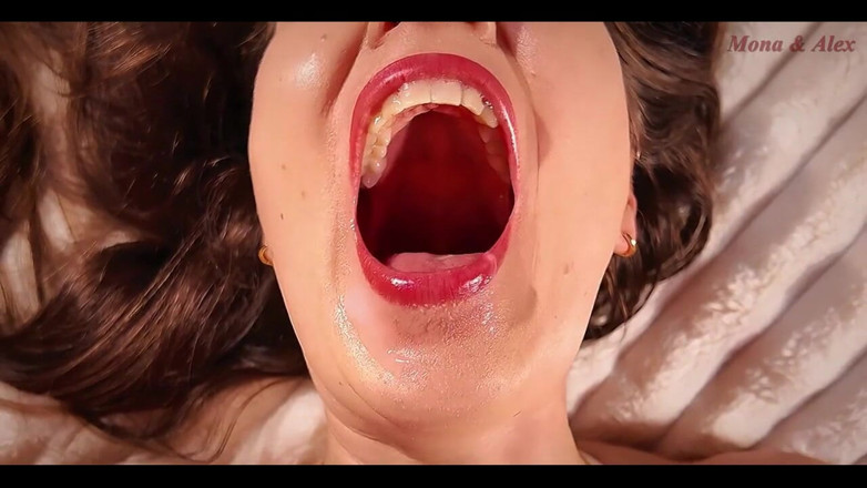 MonaAlex: 白色蕾丝拥抱我的熟女身体，而亚历克斯耸立在我上面，