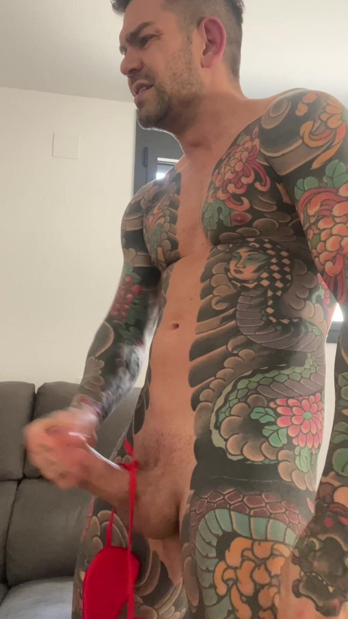 Juan Lucho Gay: Jonge Spanjaard Toont Alles