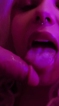 Cuck pov: guarda tua moglie spompinare uno sconosciuto in un gloryhole