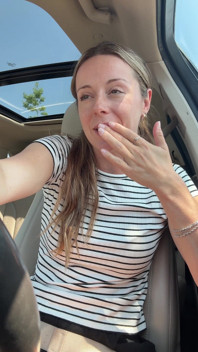 Exuberante no carro! Orgasmo arriscado!