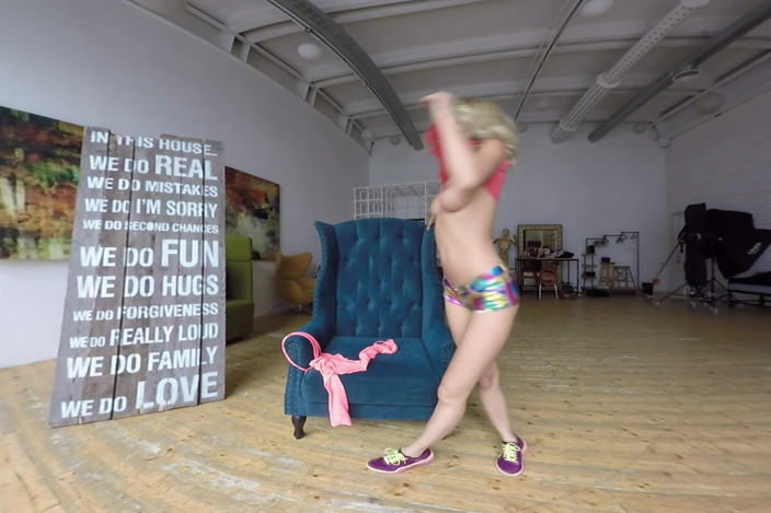 StasyQVR: Rubia aturdidora baila y se desnuda