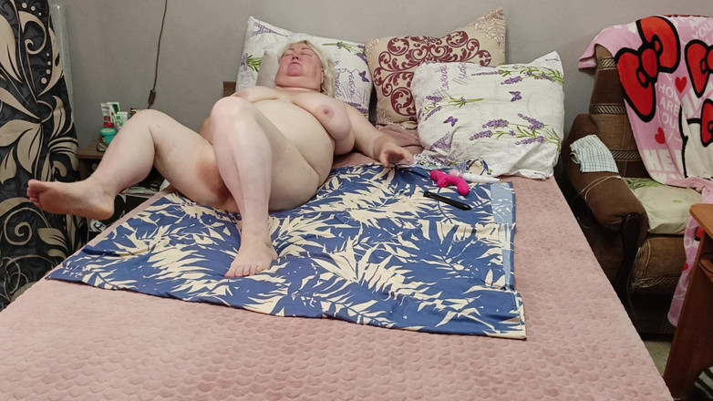 Zona901: Macocha z dużymi cyckami pieści swoją cipkę