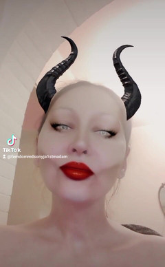 Dominatrix Redsonyja: Úsměv na tváři Tipy do sklenice, jděte teď každý tip...