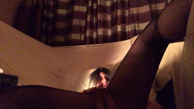 Vers: Masturbation in fishnet