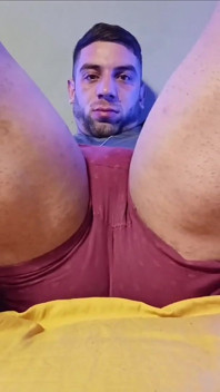 Gimiendo y masturbándome mi pene grande
